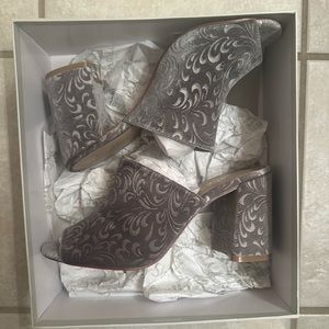 Shelly’s London Dalia Embossed Design Velvet Open Toe Mule in Grey Size 10